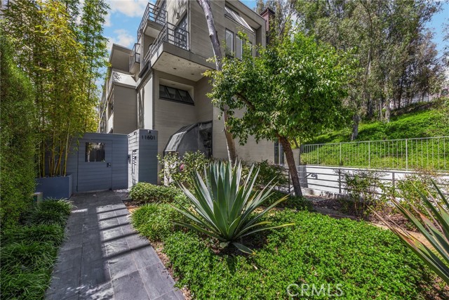 11601 Montana Avenue, Los Angeles CA: https://media.crmls.org/medias/ece2844a-f603-489d-8a9a-d428fc09ff4c.jpg
