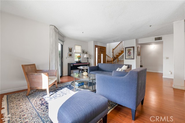 Detail Gallery Image 4 of 26 For 303 W Loraine #2,  Glendale,  CA 91202 - 3 Beds | 2/1 Baths