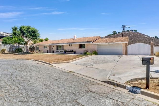 5622 Sharon Way, Jurupa Valley CA: https://media.crmls.org/medias/ece60474-9bcf-47cd-b33a-b8095df5beb1.jpg