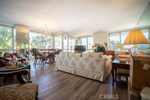 Detail Gallery Image 3 of 22 For 222 Monterey Rd #206,  Glendale,  CA 91206 - 3 Beds | 3 Baths