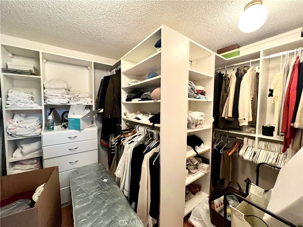 https://media.crmls.org/medias/ece7618a-0db8-4178-b687-4f48852a377a.jpg?preset=X-Large
