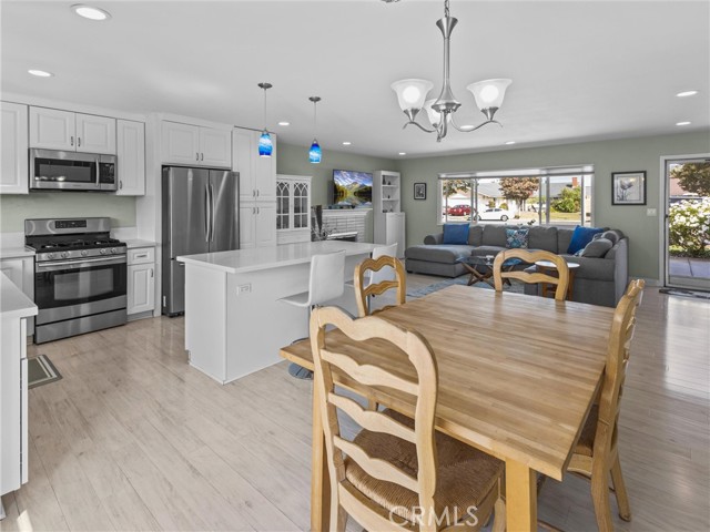 Detail Gallery Image 10 of 26 For 15971 Pilgrim Cir, Huntington Beach,  CA 92647 - 4 Beds | 2 Baths