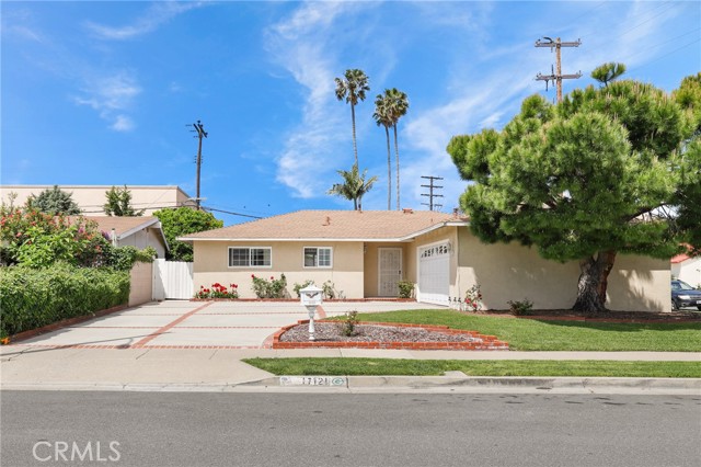 Detail Gallery Image 1 of 32 For 17121 Granada Ln, Huntington Beach,  CA 92647 - 4 Beds | 2 Baths