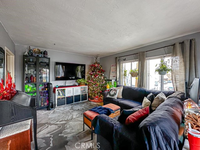 3915 E 11th Street, Long Beach CA: https://media.crmls.org/medias/eceaef91-d001-4695-9da4-80ab2decb781.jpg