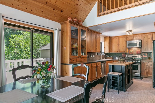 Detail Gallery Image 5 of 31 For 841 Cottage Grove Rd, Lake Arrowhead,  CA 92352 - 3 Beds | 2 Baths