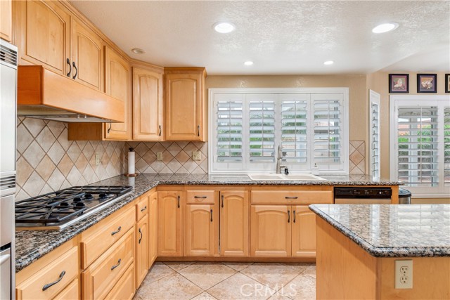 1305 Harvest Circle, Corona CA: https://media.crmls.org/medias/ecf0e9d4-b485-407c-ad65-697bdb867e24.jpg
