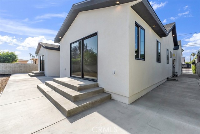 11240 Lull Street, Sun Valley CA: https://media.crmls.org/medias/ecf1226b-bcb9-4ddf-8a47-533582274905.jpg