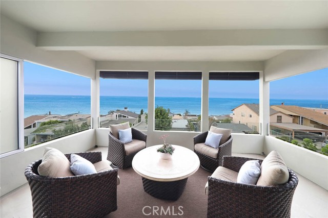 Detail Gallery Image 4 of 50 For 1040 La Mirada St, Laguna Beach,  CA 92651 - 3 Beds | 3 Baths