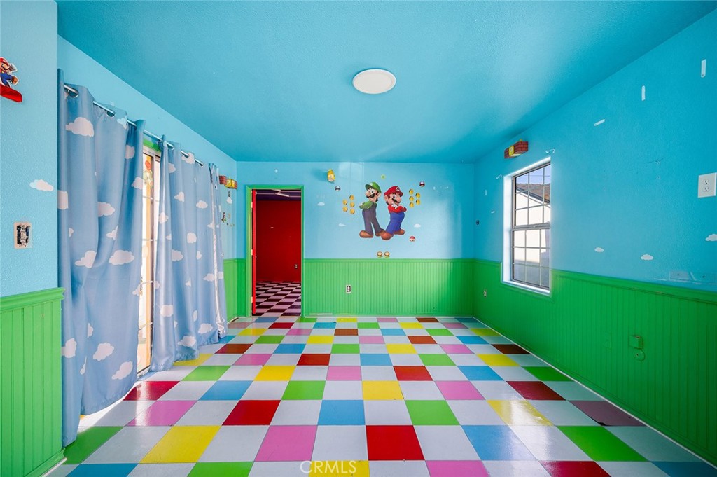 https://media.crmls.org/medias/ecf52dc1-9476-4433-b415-429ace6c676f.jpg?preset=X-Large