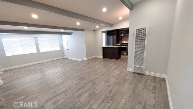 Detail Gallery Image 7 of 35 For 8649 Cantaloupe Ave, Panorama City,  CA 91402 - 3 Beds | 3 Baths