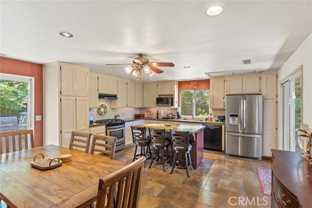 Detail Gallery Image 7 of 27 For 3123 Michael Way, Chico,  CA 95973 - 3 Beds | 2 Baths