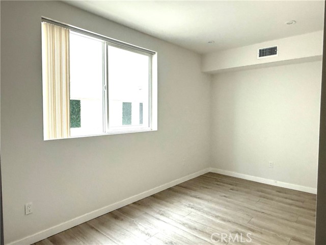 Detail Gallery Image 4 of 9 For 7022 Alabama #304,  Canoga Park,  CA 91303 - 3 Beds | 3 Baths