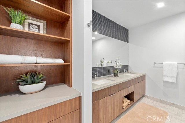 928 Juanita Avenue, Redondo Beach, California 90277, 4 Bedrooms Bedrooms, ,1 BathroomBathrooms,Residential,Sold,Juanita,SB21120693
