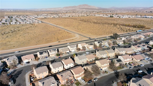 Detail Gallery Image 3 of 36 For 13946 Estate Way, Victorville,  CA 92394 - 5 Beds | 3 Baths