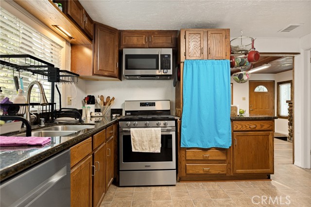 Detail Gallery Image 11 of 39 For 2667 Hunsaker, Running Springs,  CA 92382 - 4 Beds | 2 Baths