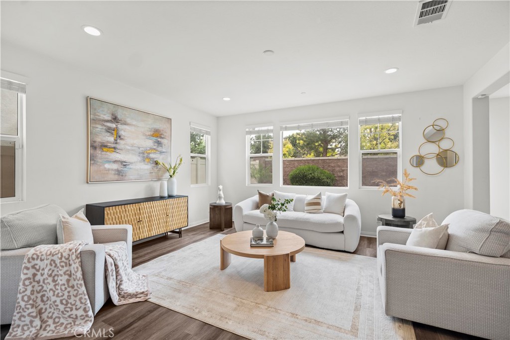 MLS #WS25110783 img 4