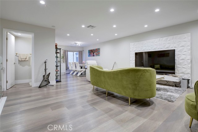 Detail Gallery Image 3 of 41 For 1881 Alpha Rd #17,  Glendale,  CA 91208 - 2 Beds | 3 Baths