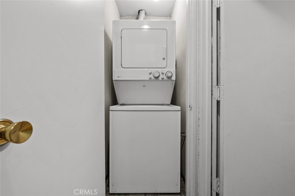 https://media.crmls.org/medias/ecfff727-7b50-4f92-913b-d12cdd0c8a90.jpg?preset=X-Large