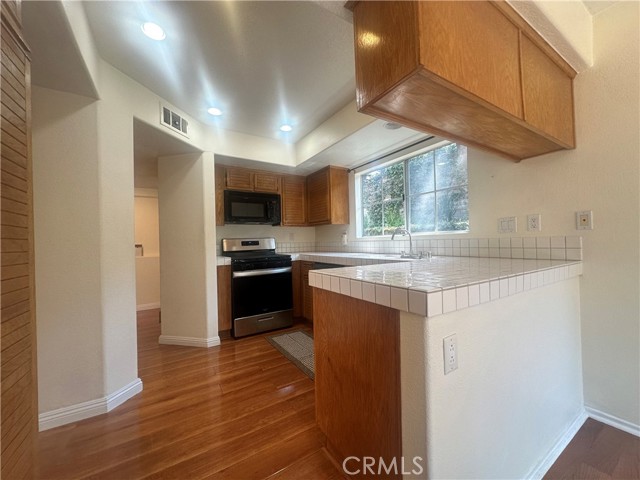 Detail Gallery Image 3 of 11 For 8090 E Goldenrod Ln, Anaheim,  CA 92808 - 3 Beds | 3 Baths