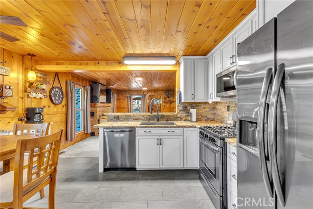 Detail Gallery Image 11 of 66 For 54055 Strawberry Valley Dr, Idyllwild,  CA 92549 - 4 Beds | 2 Baths