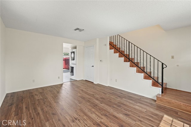 Detail Gallery Image 2 of 26 For 16015 Olympiad Ln #B,  Lake Balboa,  CA 91406 - 2 Beds | 1/1 Baths