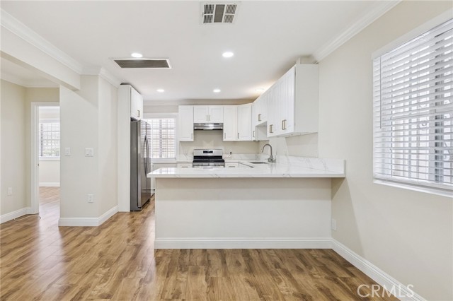2104 Crenshaw Boulevard, Los Angeles CA: https://media.crmls.org/medias/ed09eda5-f3ab-4140-a970-fa41bea42537.jpg
