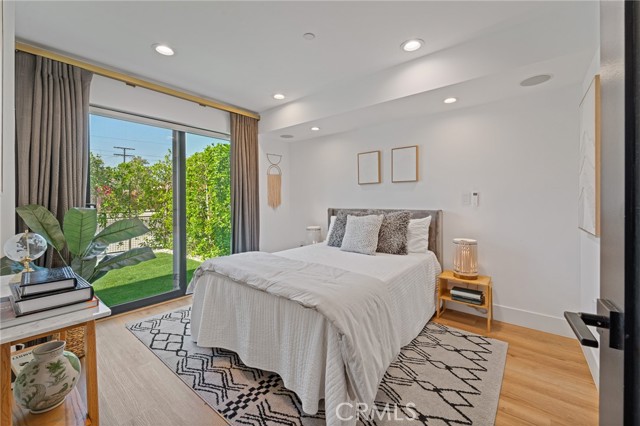 Detail Gallery Image 14 of 27 For 11314 Victory Bld, North Hollywood,  CA 91606 - 3 Beds | 3/1 Baths