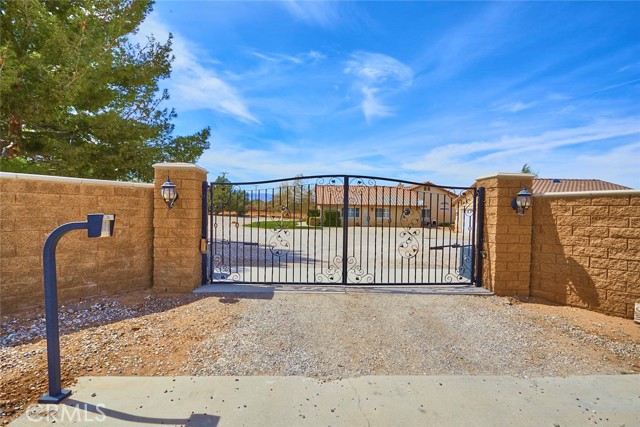 12958 Ranchero Road, Oak Hills CA: https://media.crmls.org/medias/ed0da736-1ea4-4823-836e-2bb1f72760d5.jpg
