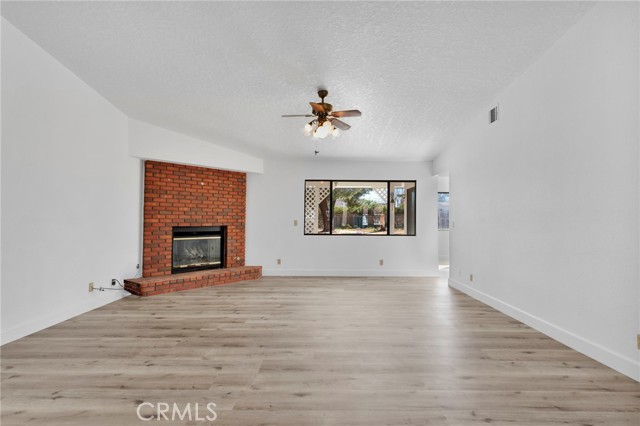 Detail Gallery Image 4 of 58 For 13027 Quapaw, Apple Valley,  CA 92308 - 4 Beds | 3/1 Baths