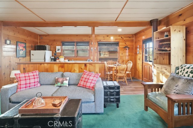 Detail Gallery Image 8 of 16 For 1053 Bruin, Fawnskin,  CA 92333 - 2 Beds | 1 Baths