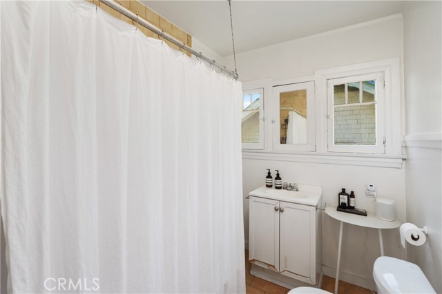 Detail Gallery Image 15 of 35 For 1446 Calumet Ave, Los Angeles,  CA 90026 - 5 Beds | 2/1 Baths