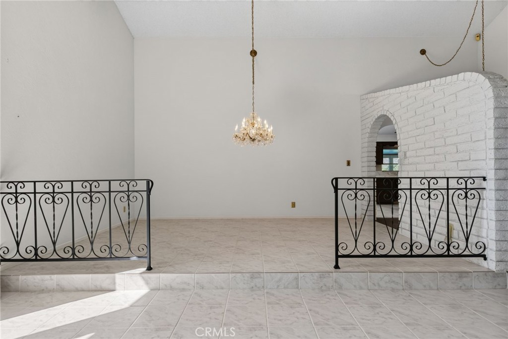 https://media.crmls.org/medias/ed161b86-f485-4d75-8059-d31e467a39e9.jpg?preset=X-Large