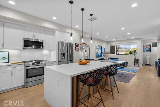 Detail Gallery Image 3 of 19 For 13135 W Lumina, Valley Glen,  CA 91401 - 3 Beds | 4 Baths