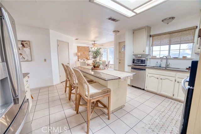 Detail Gallery Image 7 of 33 For 4630 N Lorna, Fresno,  CA 93705 - 3 Beds | 2 Baths