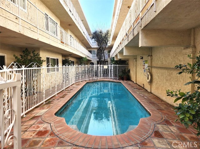 Detail Gallery Image 11 of 14 For 5301 Yarmouth Ave #12,  Encino,  CA 91316 - 2 Beds | 2 Baths