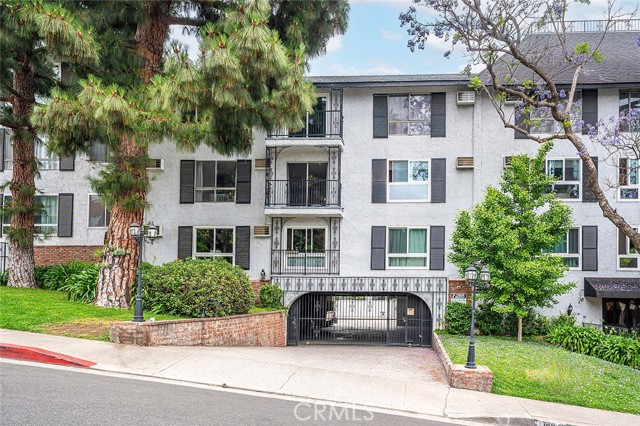 1222 N Olive Dr, West Hollywood CA: https://media.crmls.org/medias/ed20931a-6d0a-4654-862c-35d6fbfe1624.jpg
