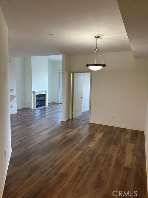 Detail Gallery Image 2 of 23 For 7551 Jordan #408,  Canoga Park,  CA 91303 - 3 Beds | 3 Baths