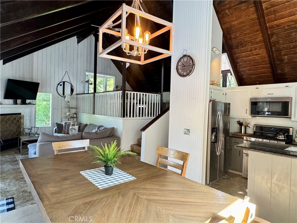 https://media.crmls.org/medias/ed229fb9-c40d-43fb-b672-724c5dc7e4b8.jpg?preset=X-Large
