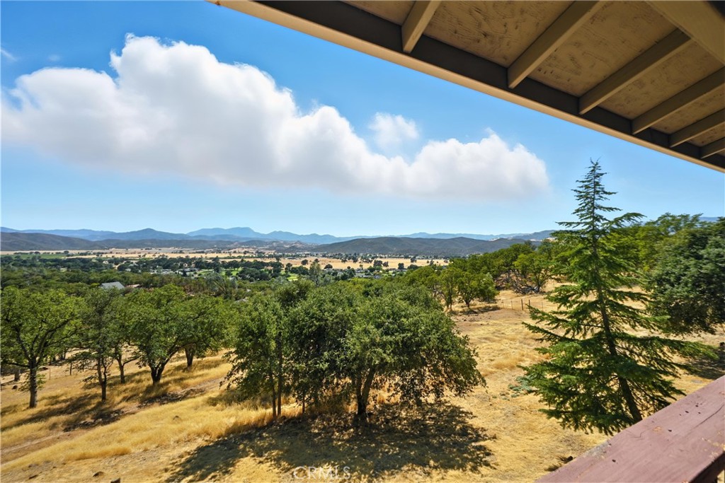 https://media.crmls.org/medias/ed25dee8-b9ff-466c-a040-621d26a17310.jpg?preset=X-Large