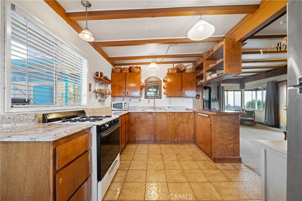 https://media.crmls.org/medias/ed2604b3-851e-4a43-bc30-20a40c35ac40.jpg?preset=X-Large