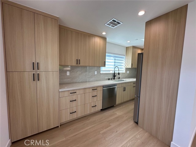 Detail Gallery Image 3 of 13 For 1952 N Parish #202,  Burbank,  CA 91504 - 2 Beds | 2 Baths