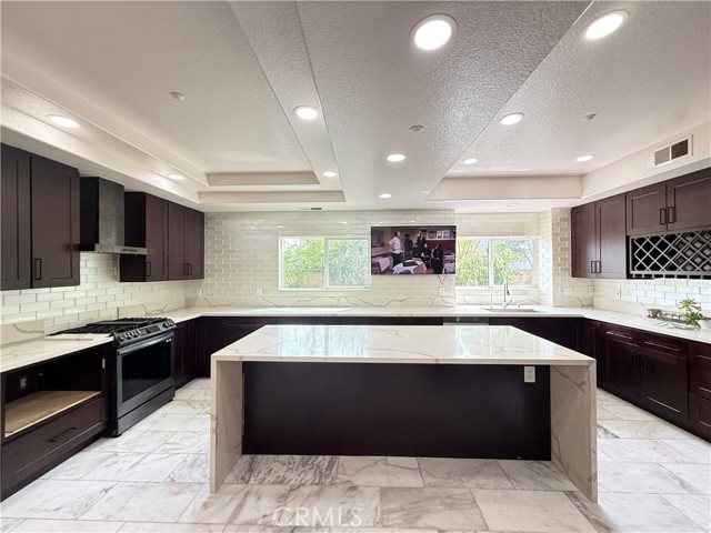 Detail Gallery Image 9 of 24 For 9030 Hayvenhurst Ave, North Hills,  CA 91343 - 4 Beds | 2/1 Baths