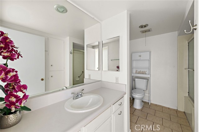 Spacious Full size bathroom