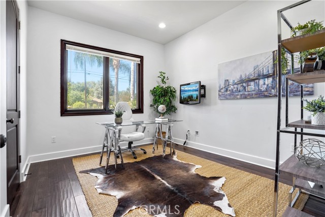 22953 Oxnard Street photo 10