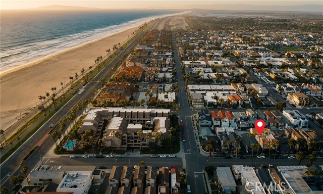 Detail Gallery Image 5 of 5 For 213 12th St, Huntington Beach,  CA 92648 - 3 Beds | 3 Baths