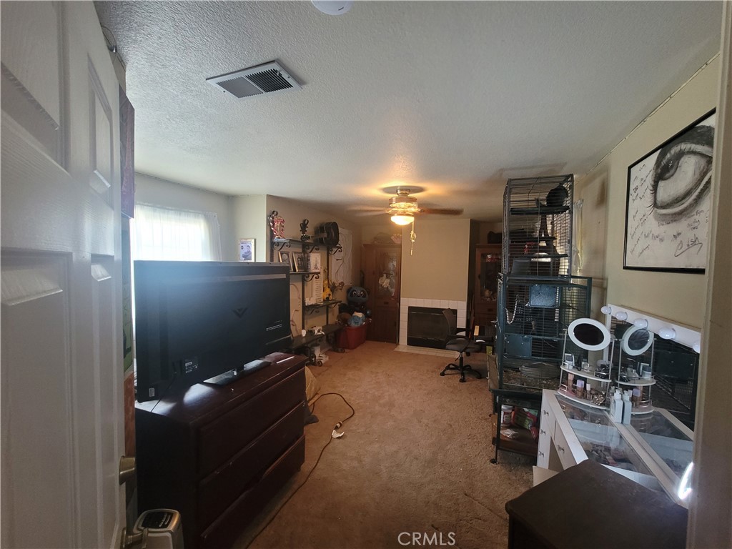 https://media.crmls.org/medias/ed2ef9f3-db08-4534-8ff2-12387bb34f5e.jpg?preset=X-Large