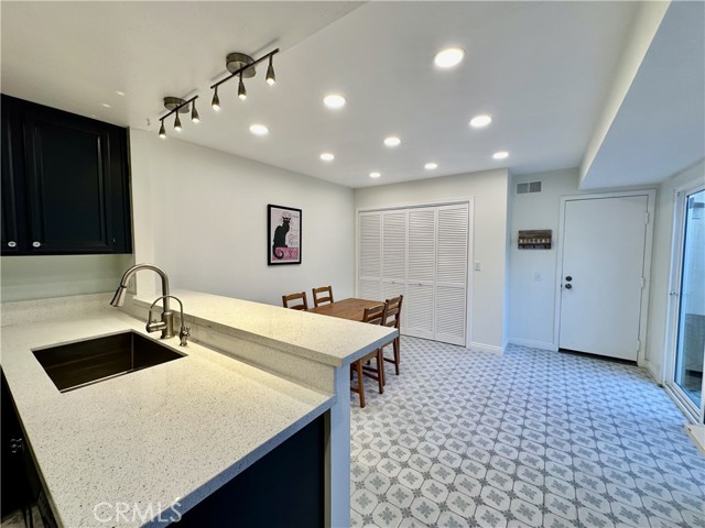 Detail Gallery Image 7 of 26 For 19 Dartmouth, Irvine,  CA 92612 - 2 Beds | 2/1 Baths