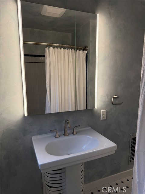 Detail Gallery Image 17 of 31 For 1645 21st St, Manhattan Beach,  CA 90266 - 3 Beds | 1 Baths