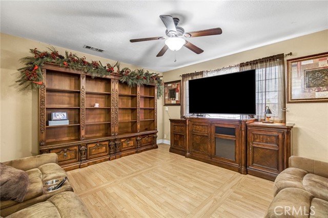 Detail Gallery Image 7 of 27 For 3849 N Stanford, Fresno,  CA 93727 - 3 Beds | 2 Baths