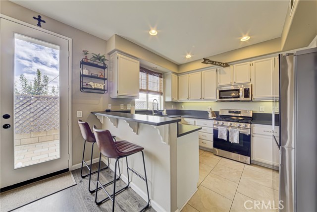 Detail Gallery Image 8 of 25 For 35828 Crickhowell Ave, Murrieta,  CA 92563 - 3 Beds | 2/1 Baths